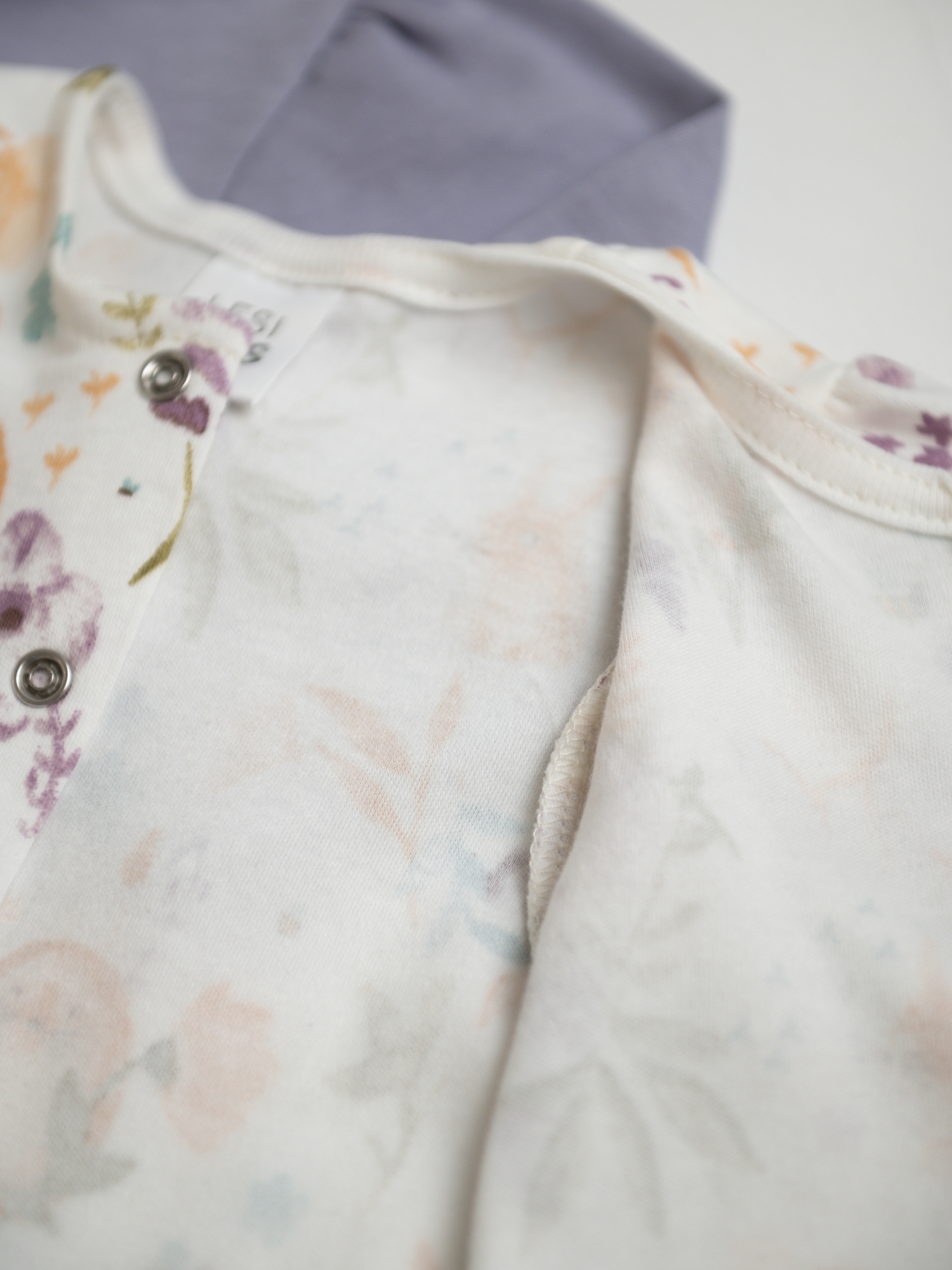 Кофточка на кнопках из трикотажного интерлока (80/24, Бел/Лил)