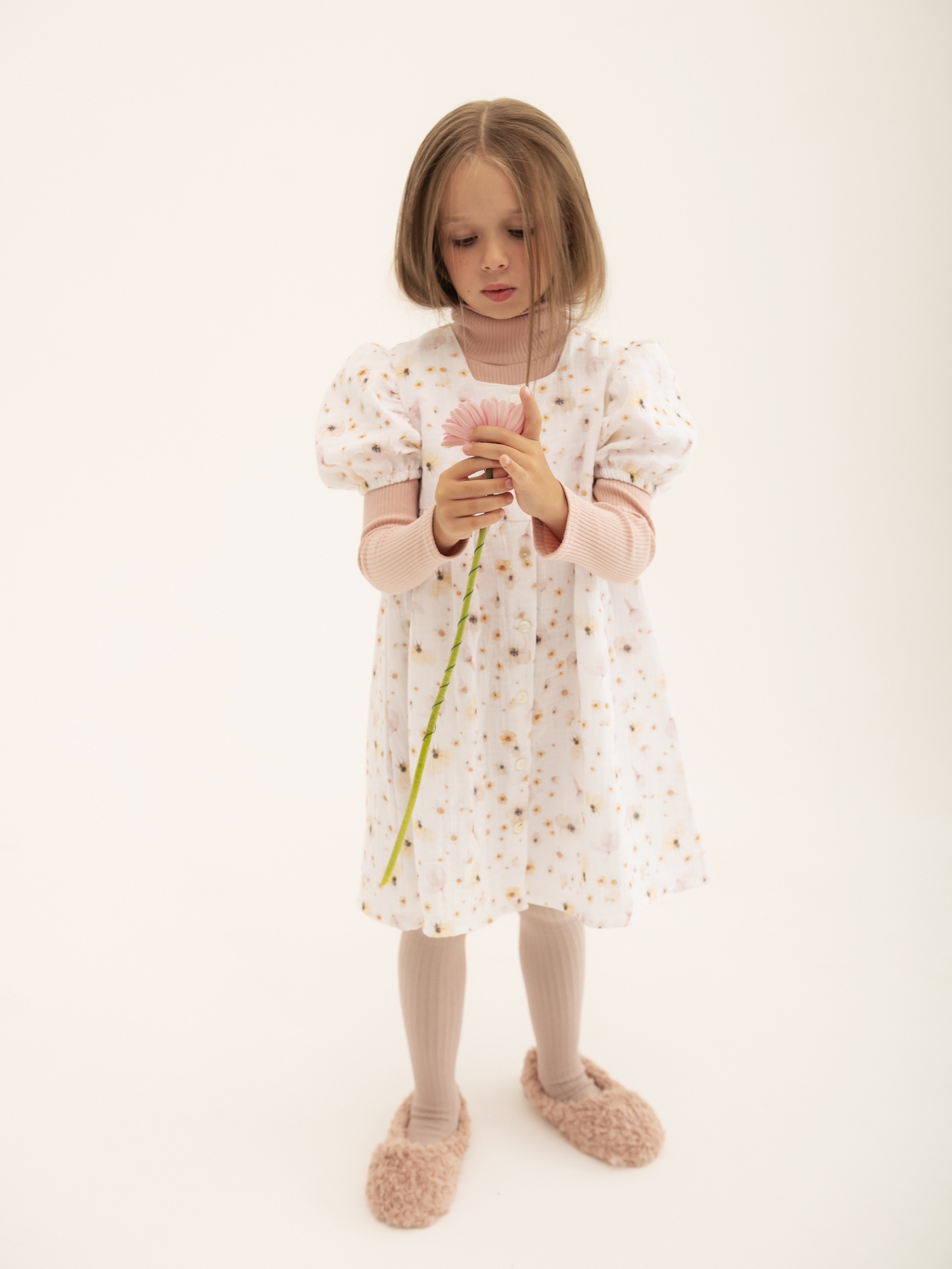 Платье для девочки на пуговицах (98/28, бел/цветок)