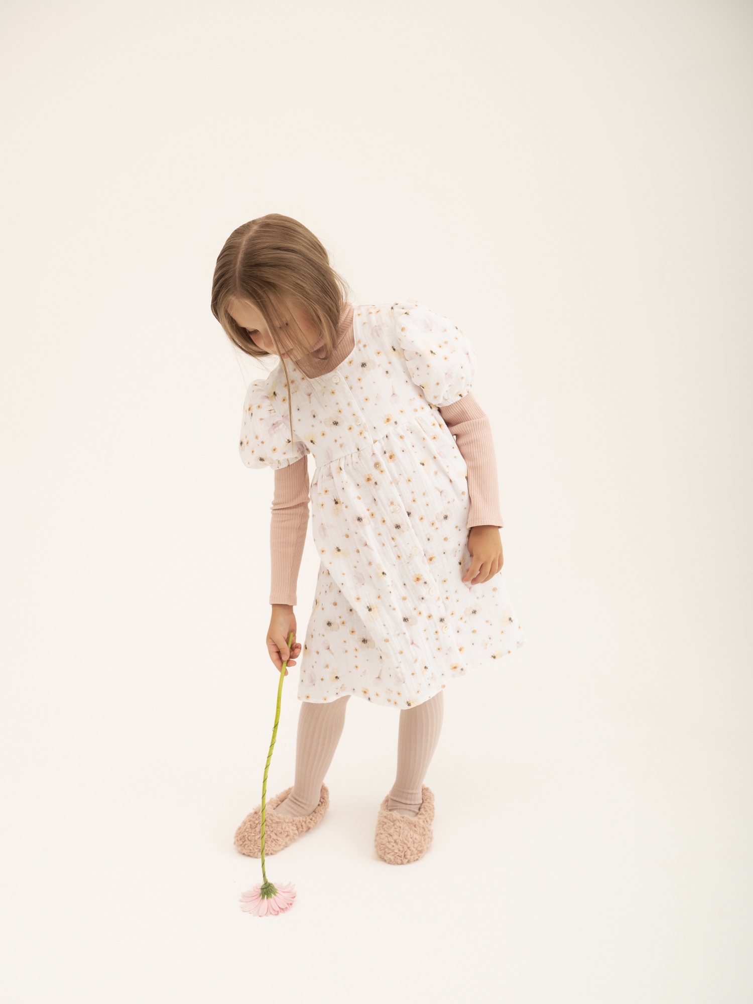 Платье для девочки на пуговицах (98/28, бел/цветок)