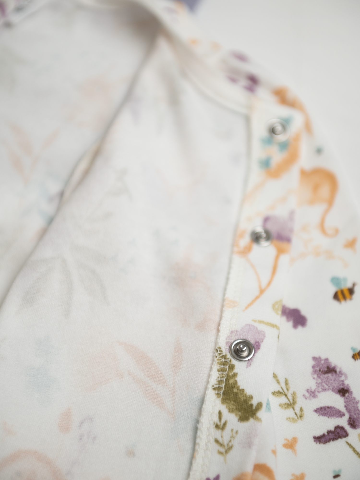 Кофточка на кнопках из трикотажного интерлока (80/24, Бел/Лил)